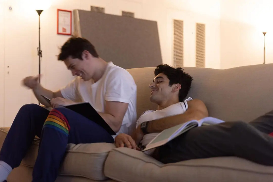 英国王子+美国总统儿子 设定!同性爱情电影《星条红与皇室蓝》曝光片场照!!