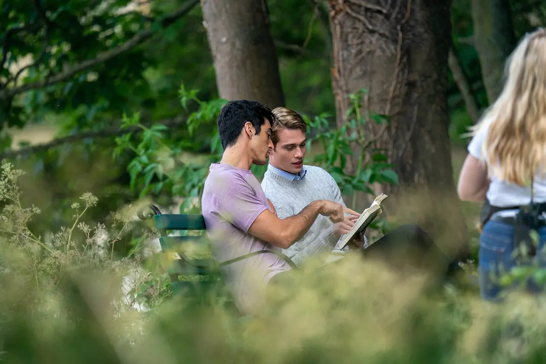 英国王子+美国总统儿子 设定!同性爱情电影《星条红与皇室蓝》曝光片场照!!